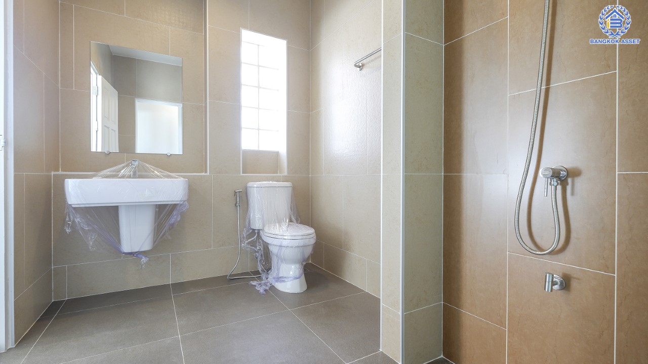 บ้านมือสองตกแต่งใหม่ ม.มณีรินทร์พาร์ค รัตนาธิเบศร์-ท่าอิฐ แบรนด์ Property Perfect เนื้อที่ 71.3 ตร.ว. ฟังก์ชัน 4 ห้องนอน 3 ห้องน้ำ 1 ห้องอเนกประสงค์ จอดรถได้ 4 คัน บนทำเลศักยภาพ เชื่อมต่อทั้ง ถ.รัตนาธิเบศร์ และถ.ราชพฤกษ์ ใจกลาง 2 เซ็นทรัลฯ  ใกล้ทางด่วนงามวงศ์วาน และเพียง 10 นาที ถึงรถไฟฟ้า "สถานีบางรักน้อยท่าอิฐ"